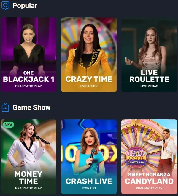 Stół blackjacka z kartami i żetonami